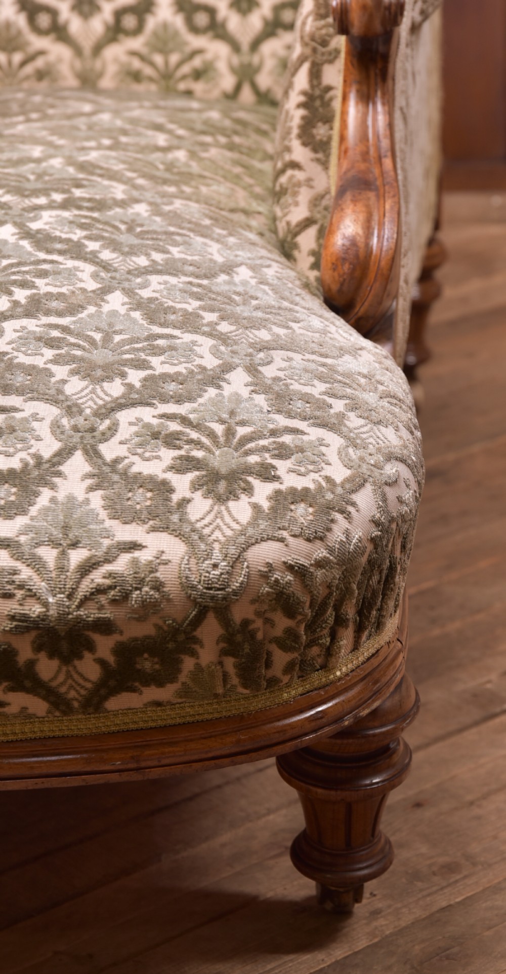 Victorian Walnut Chaise Longue View V