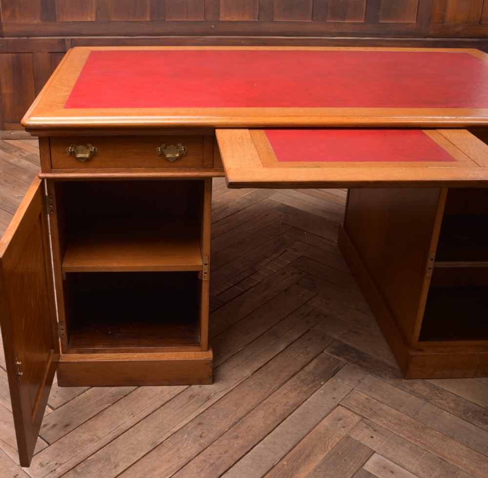Golden Oak Partners Desk J & T Scott of Edinburgh View XVI