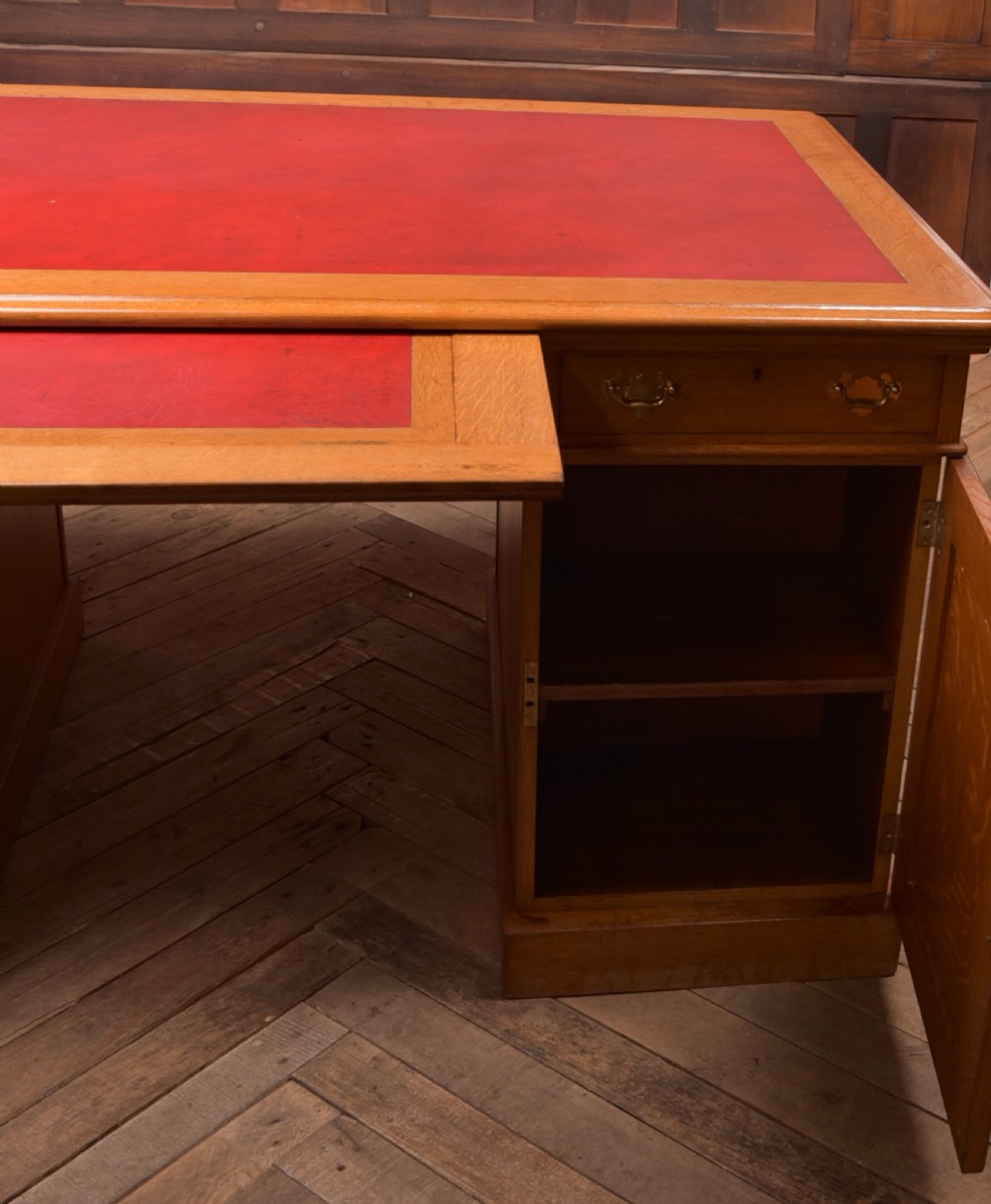 Golden Oak Partners Desk J & T Scott of Edinburgh View XVII
