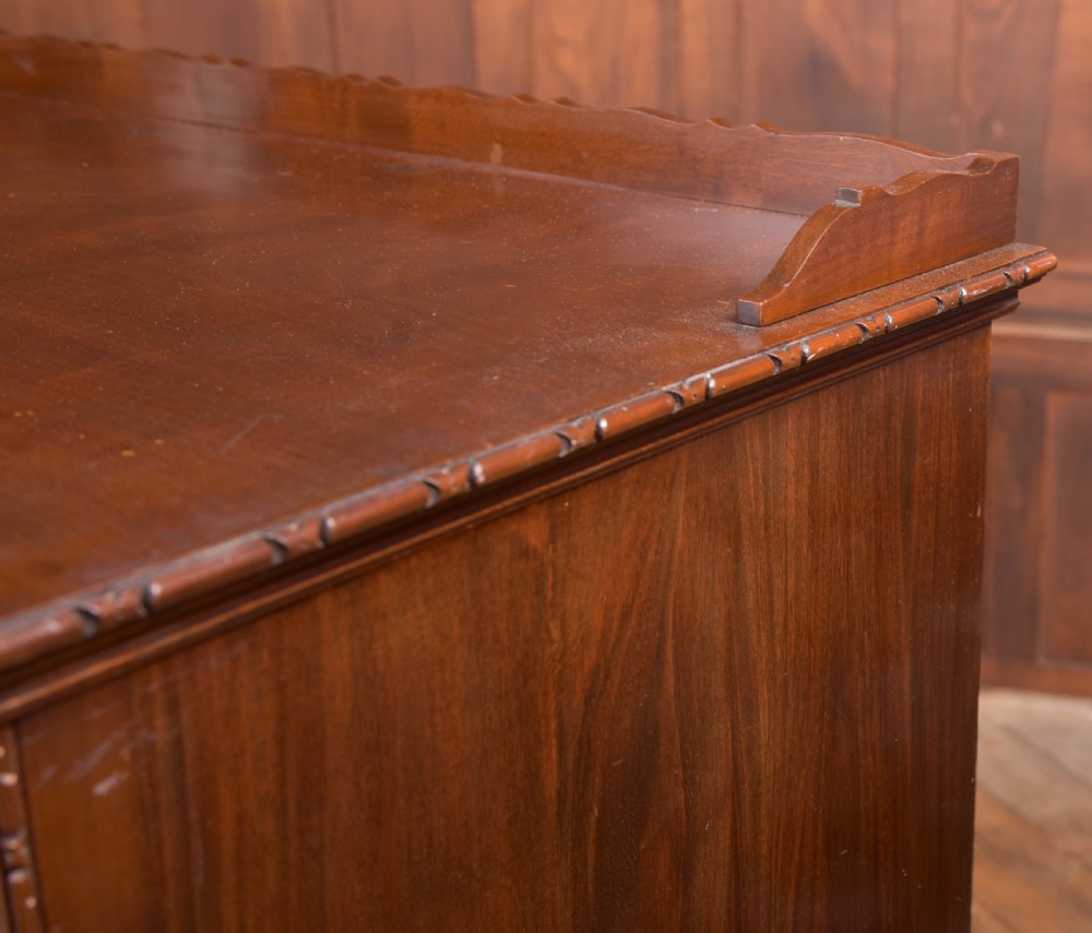 Edwardian Flame Mahogany Chest of Drawers







 View IV
