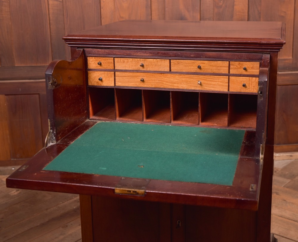 Secretaire Cabinet  View VII