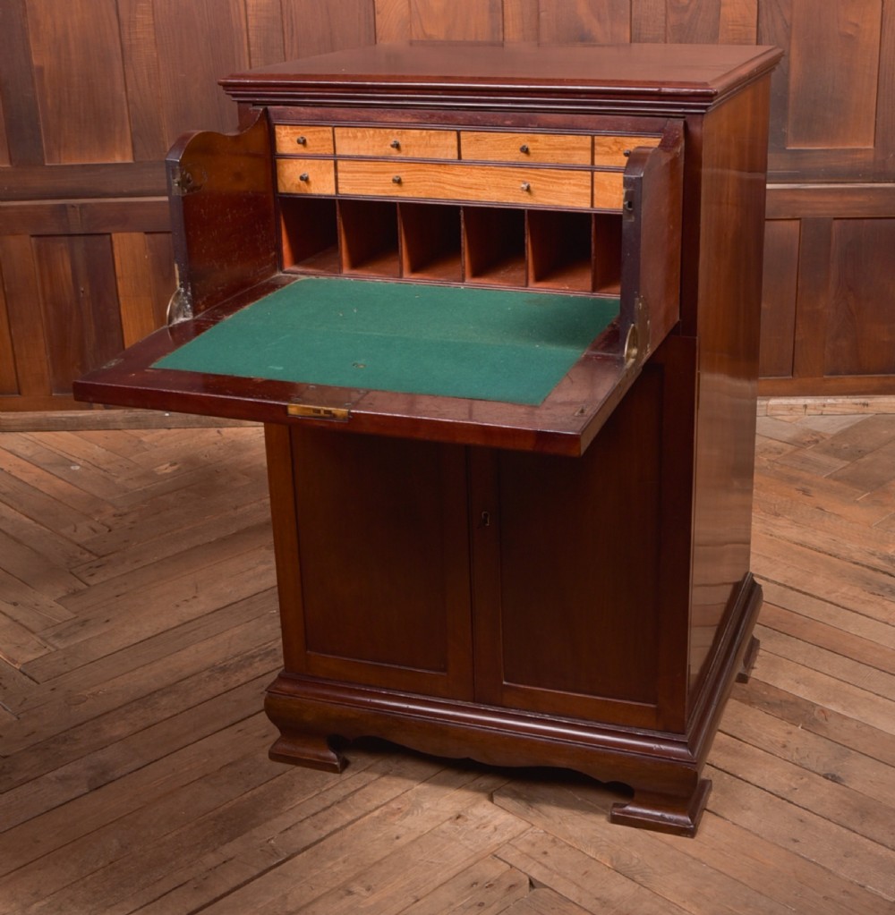 Secretaire Cabinet  View VIII