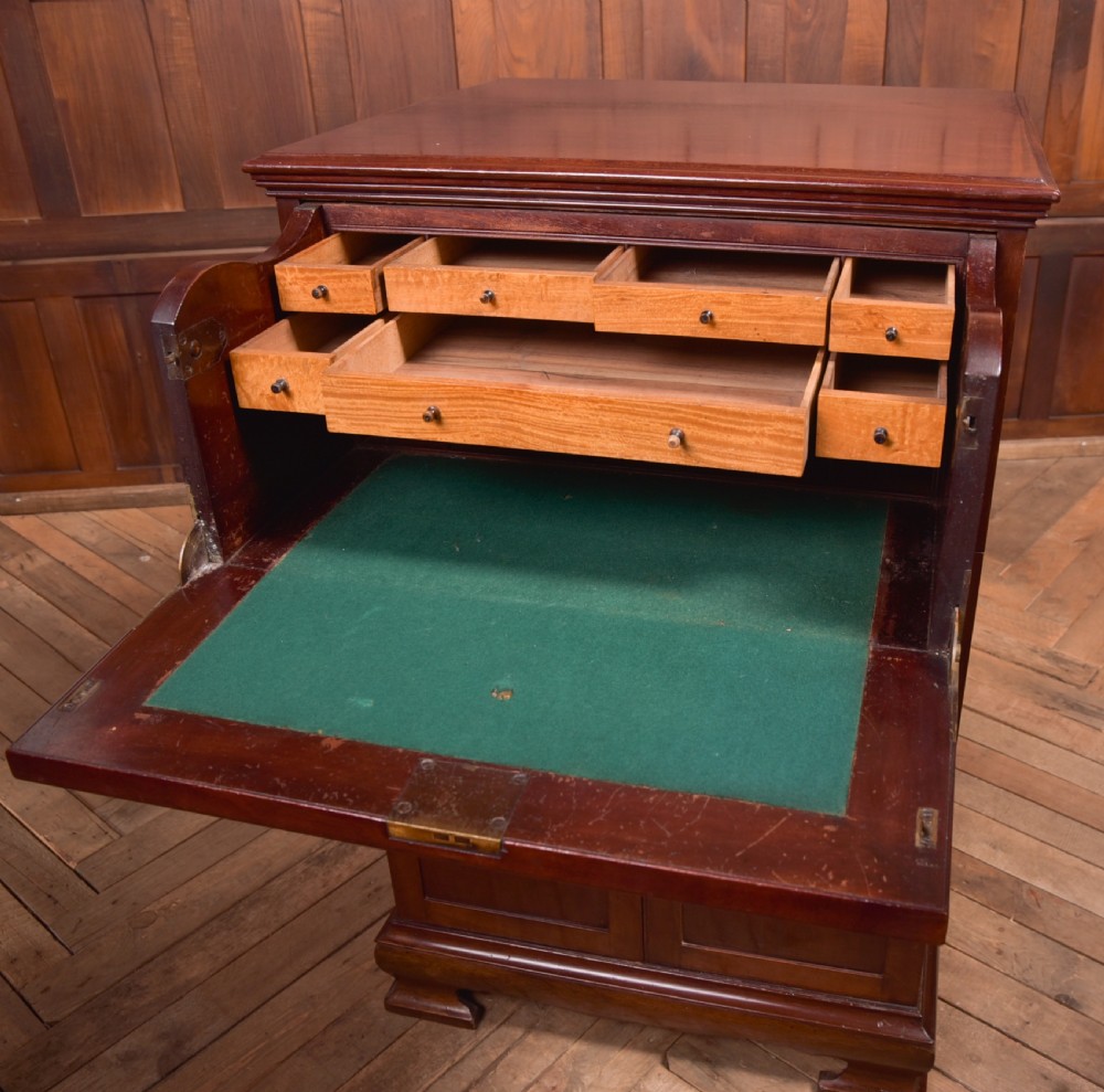 Secretaire Cabinet  View IX