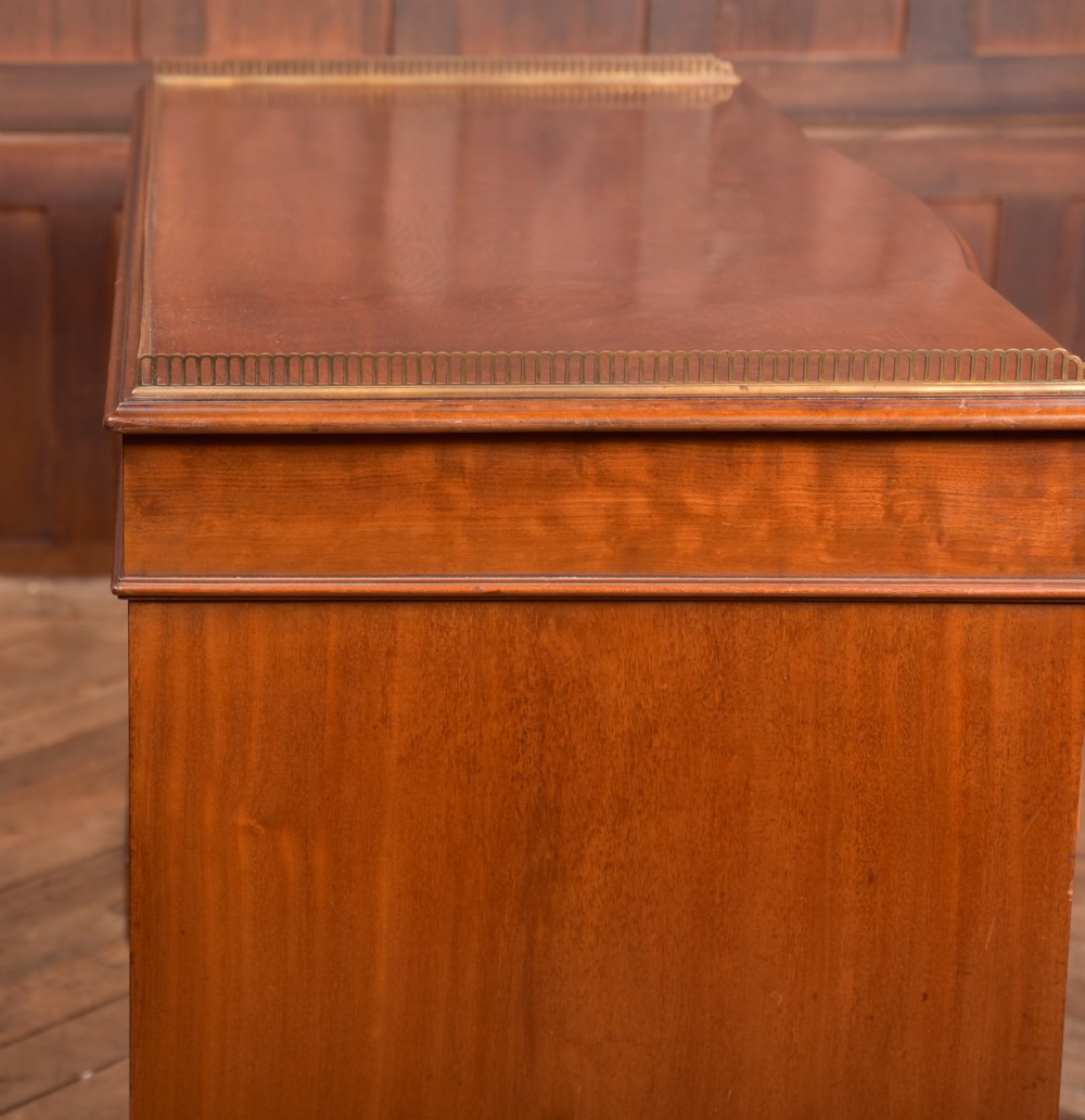 Quality Mahogany Knee Hole Desk View XVI