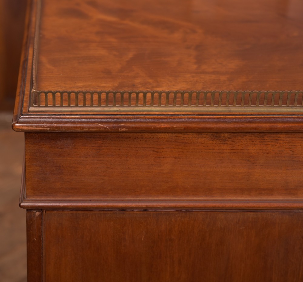 Quality Mahogany Knee Hole Desk View XVIII
