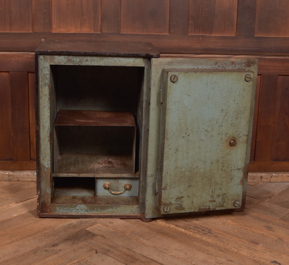 Thomas Perry and Sons Victorian Safe  View VIII