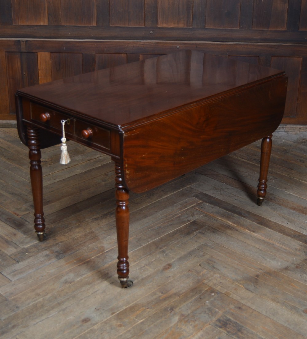 Victorian Mahogany Pembroke / drop leaf table