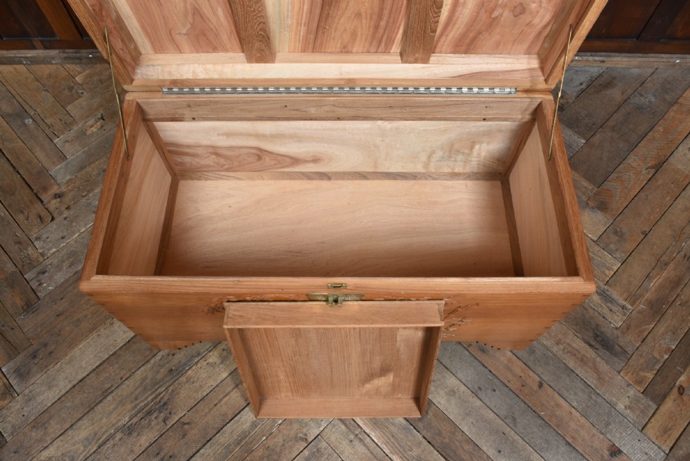 Chinese Camphor Wood Blanket Box  View XIV