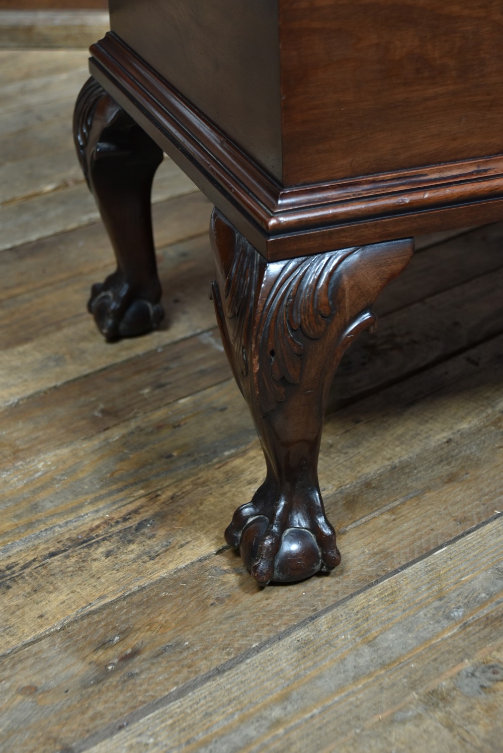 An Edwardian mahogany cellarette featuring a hinged stepped lid, front keyhole escutcheon, and carved cabriole legs with claw-and-ball feet. View II