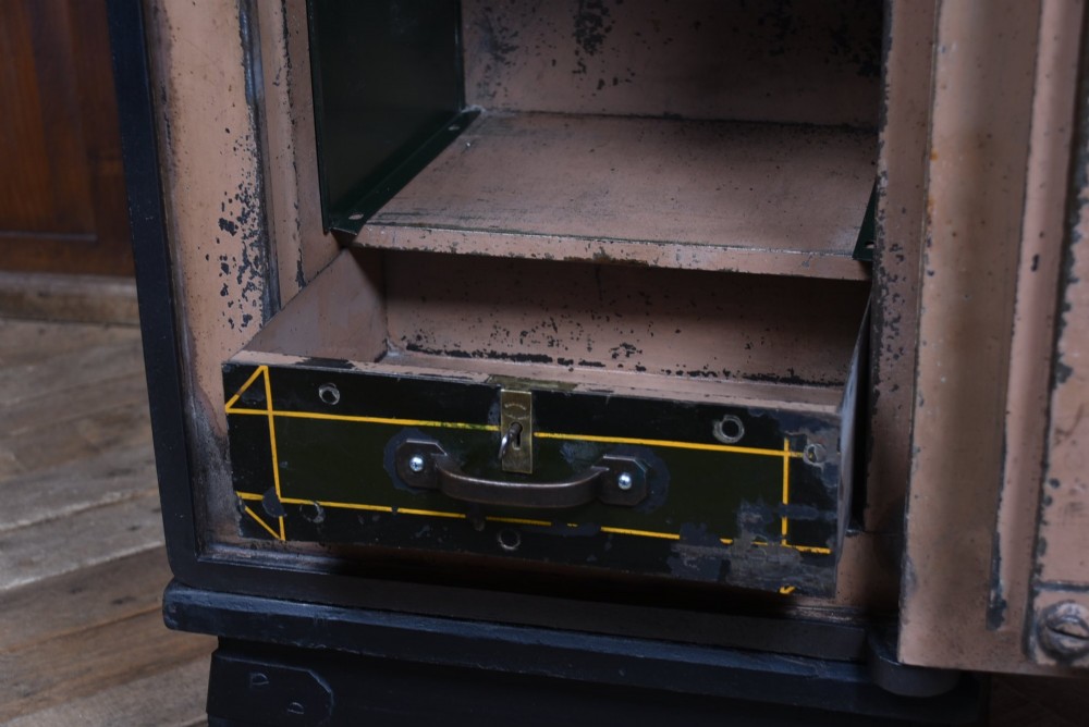 Samuel Withers & Co. Safe View XI