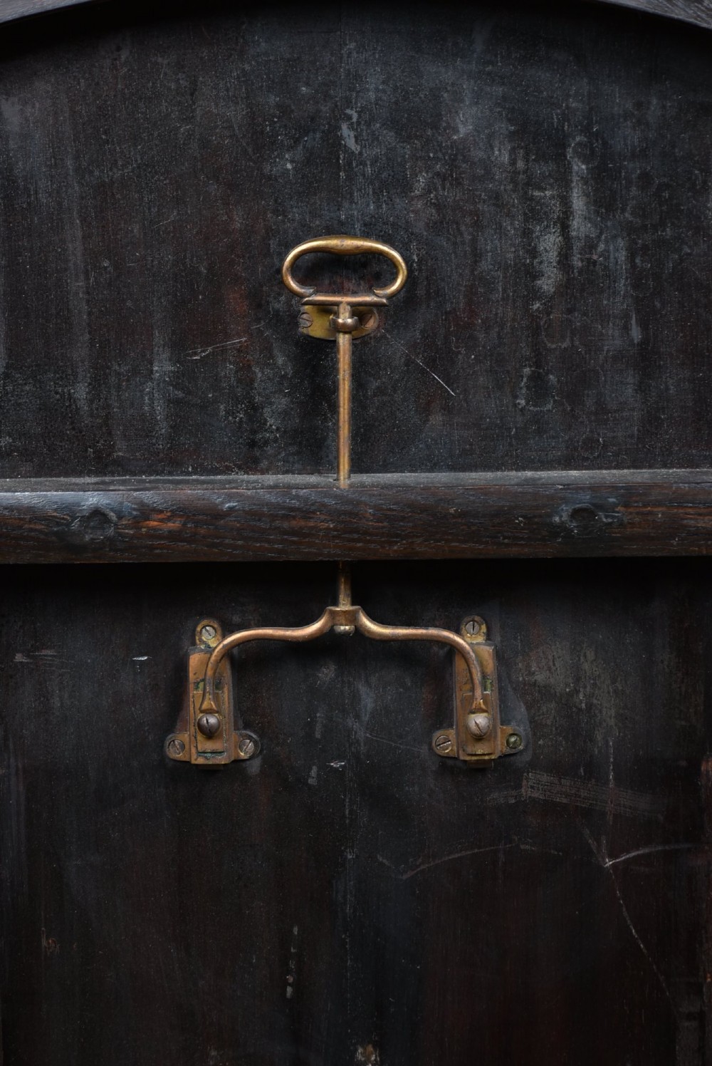 A circular Victorian rosewood tilt-top table featuring highly figured timber grain, a deep apron, a carved central pedestal column, and a quadform base on carved claw feet. View X