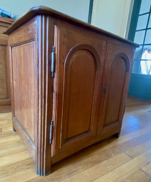 18TH CENTURY FRENCH PROVINCIAL OAK SACRISTY CABINET LOW BUFFET FOR KITCHEN HALLWAY OR LIVING DINING ROOM - ADDITIONAL PHOTO 3
