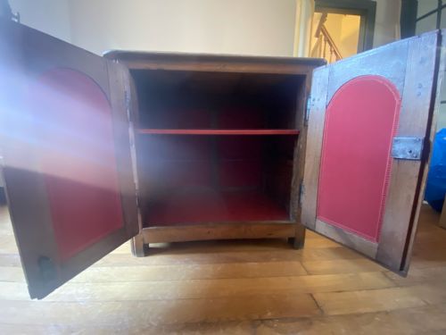 18TH CENTURY FRENCH PROVINCIAL OAK SACRISTY CABINET LOW BUFFET FOR KITCHEN HALLWAY OR LIVING DINING ROOM - ADDITIONAL PHOTO 9