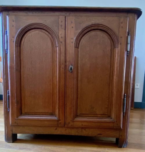 18TH CENTURY FRENCH PROVINCIAL OAK SACRISTY CABINET LOW BUFFET FOR KITCHEN HALLWAY OR LIVING DINING ROOM - ADDITIONAL PHOTO 10
