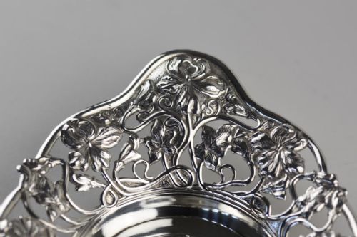 AN UNUSUAL TEARDROP SHAPED PAIR OF ART NOUVEAU SILVER DISHES - ADDITIONAL PHOTO 2