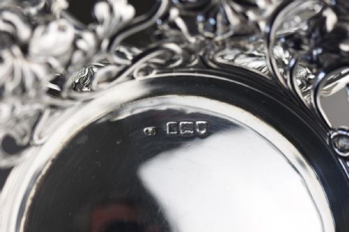 AN UNUSUAL TEARDROP SHAPED PAIR OF ART NOUVEAU SILVER DISHES - ADDITIONAL PHOTO 3