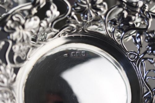 AN UNUSUAL TEARDROP SHAPED PAIR OF ART NOUVEAU SILVER DISHES - ADDITIONAL PHOTO 4