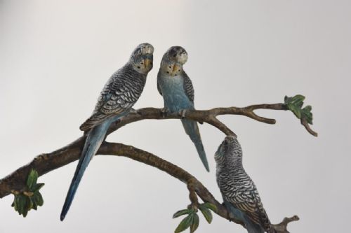 AN AUSTRIAN COLD PAINTED BRONZE GROUP OF 3 BLUE BUDGERIGARS PERCHED ON BRANCHES - ADDITIONAL PHOTO 4