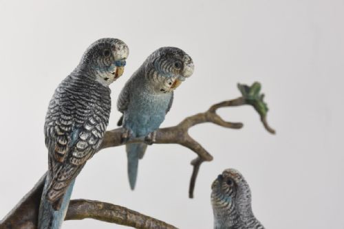 AN AUSTRIAN COLD PAINTED BRONZE GROUP OF 3 BLUE BUDGERIGARS PERCHED ON BRANCHES - ADDITIONAL PHOTO 5