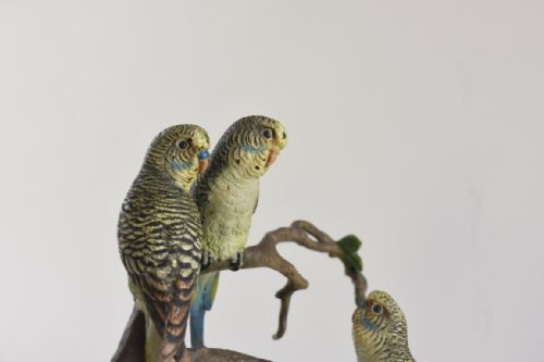 AN AUSTRIAN COLD PAINTED BRONZE GROUP OF 3 GREEN BUDGERIGARS PERCHED ON BRANCHES - ADDITIONAL PHOTO 1