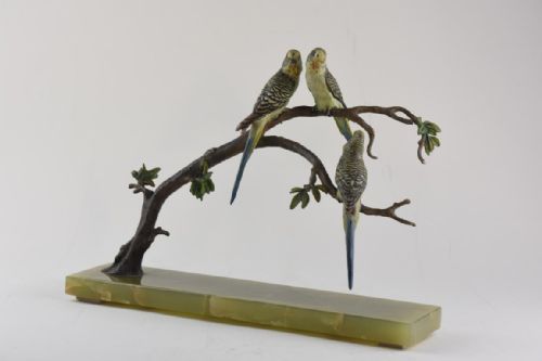 AN AUSTRIAN COLD PAINTED BRONZE GROUP OF 3 GREEN BUDGERIGARS PERCHED ON BRANCHES - ADDITIONAL PHOTO 2