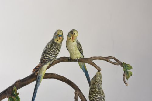 AN AUSTRIAN COLD PAINTED BRONZE GROUP OF 3 GREEN BUDGERIGARS PERCHED ON BRANCHES - ADDITIONAL PHOTO 3
