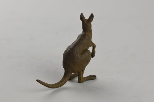 A RARE COLD PAINTED AUSTRIAN BRONZE FIGURE OF A KANGAROO WITH A BABY JOEY IN HER POUCH BY FRANZ BERGMAN - ADDITIONAL PHOTO 3