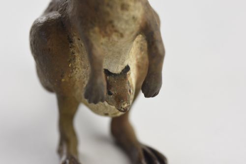 A RARE COLD PAINTED AUSTRIAN BRONZE FIGURE OF A KANGAROO WITH A BABY JOEY IN HER POUCH BY FRANZ BERGMAN - ADDITIONAL PHOTO 5