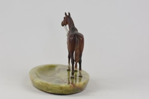 AN AUSTRIAN COLD PAINTED BRONZE FIGURE OF A HORSE STANDING ON A GREEN ONYX VIDE POCHE OR PEN HOLDER - ADDITIONAL PHOTO 1