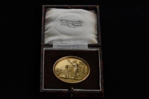english silver gilt medal in original box - CATEGORY: ANTIQUE JEWELLERY - DATED 1950