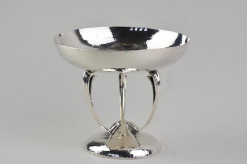 ARTS AND CRAFTS HAMMERED SILVER DISH STANDING ON 3 SHAPED LEGS BY GOLDSMITHS AND SILVERSMITHS COMPANY - ADDITIONAL PHOTO 1