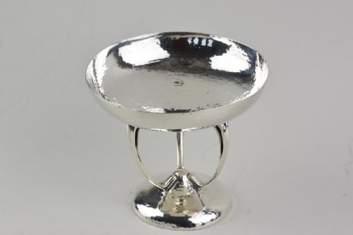 ARTS AND CRAFTS HAMMERED SILVER DISH STANDING ON 3 SHAPED LEGS BY GOLDSMITHS AND SILVERSMITHS COMPANY - ADDITIONAL PHOTO 2