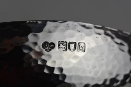 ARTS AND CRAFTS HAMMERED SILVER DISH STANDING ON 3 SHAPED LEGS BY GOLDSMITHS AND SILVERSMITHS COMPANY - ADDITIONAL PHOTO 3
