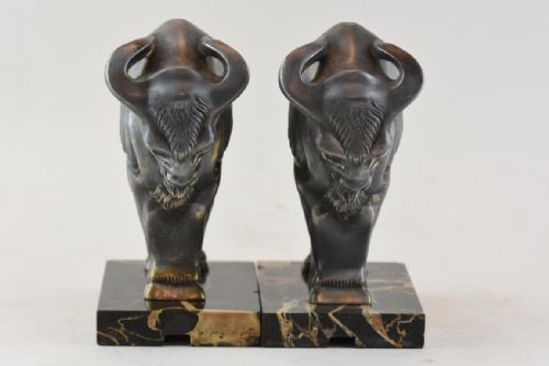 A STUNNING PAIR OF ART DECO BOOKENDS WITH BISONS STANDING ON A MARBLE BASE - ADDITIONAL PHOTO 3
