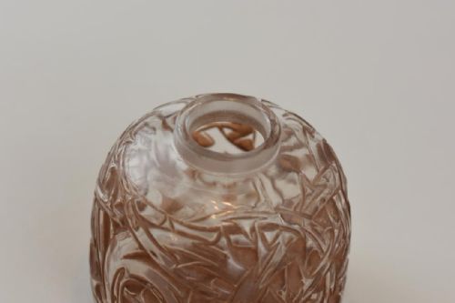 RENE LALIQUE EPINES PERFUME BOTTLE WITH RED STAINING - ADDITIONAL PHOTO 5