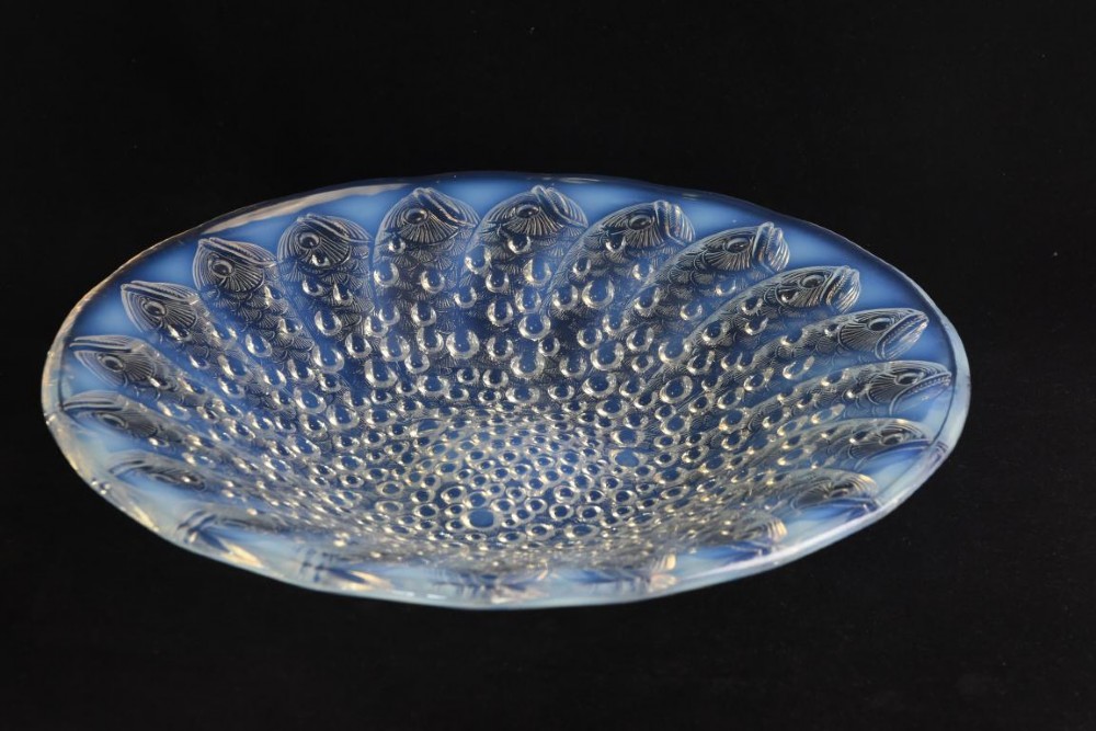 An Art Deco opalescent glass bowl featuring molded fish motifs surrounding raised water bubble patterns.
