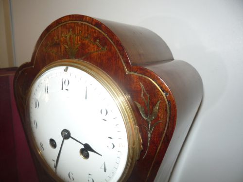 MAHOGANY FRENCH TULIP SHAPED MANTEL CLOCK WITH BRASS INLAYS - ADDITIONAL PHOTO 4