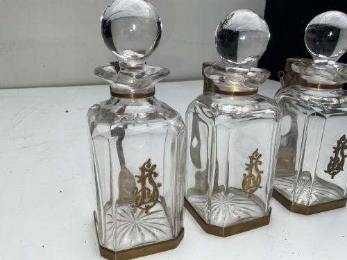 DECANTERS SET OF 3 RARE LOCKING FEATURE - ADDITIONAL PHOTO 3