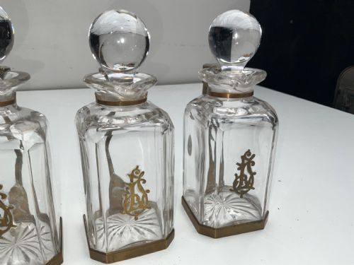 DECANTERS SET OF 3 RARE LOCKING FEATURE - ADDITIONAL PHOTO 6