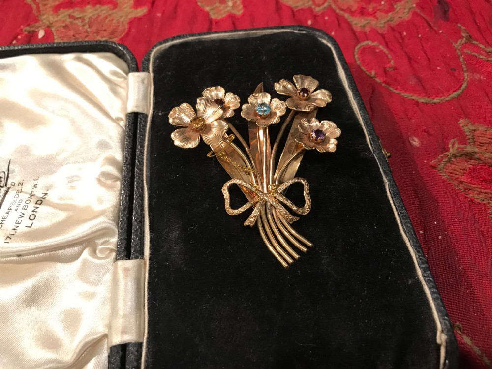 Beautiful lady’s 9 carat solid gold brooch with semi precious stones 