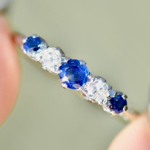 EDWARDIAN BLUE SAPPHIRE DIAMOND 18CT YELLOW GOLD FIVESTONE RING 056CT