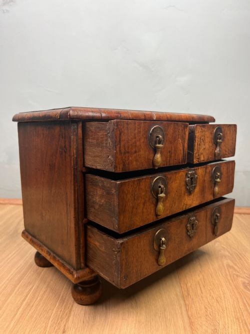 MINIATURE WALNUT CHEST OF DRAWERS CIRCA 1700 - ADDITIONAL PHOTO 3