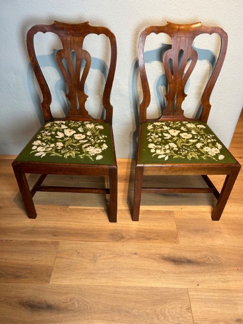 a pair of george 2nd walnut side chairs - CATEGORY: ANTIQUE CHAIRS - DATED 1750
