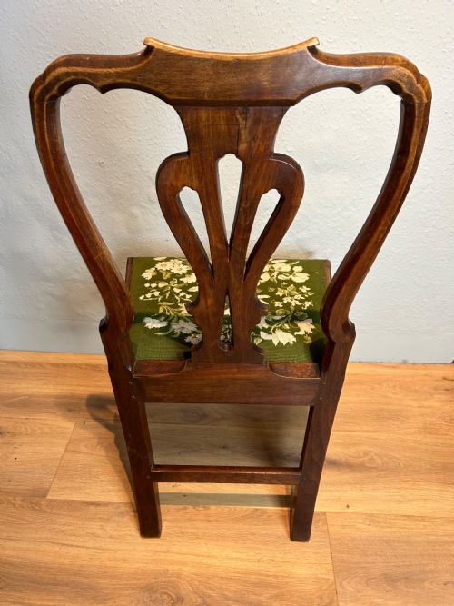 A PAIR OF GEORGE 2ND WALNUT SIDE CHAIRS - ADDITIONAL PHOTO 1