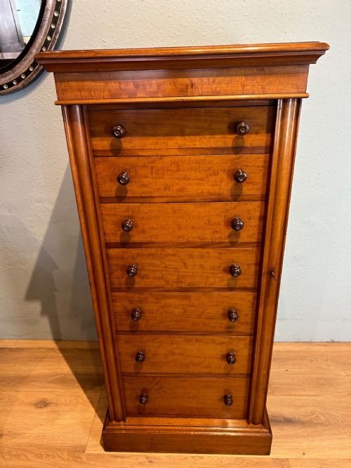 wellington chest in fiddleback mahogany attributed to holland sons circa 1850 - CATEGORY: ANTIQUE CHEST OF DRAWERS - DATED 1850
