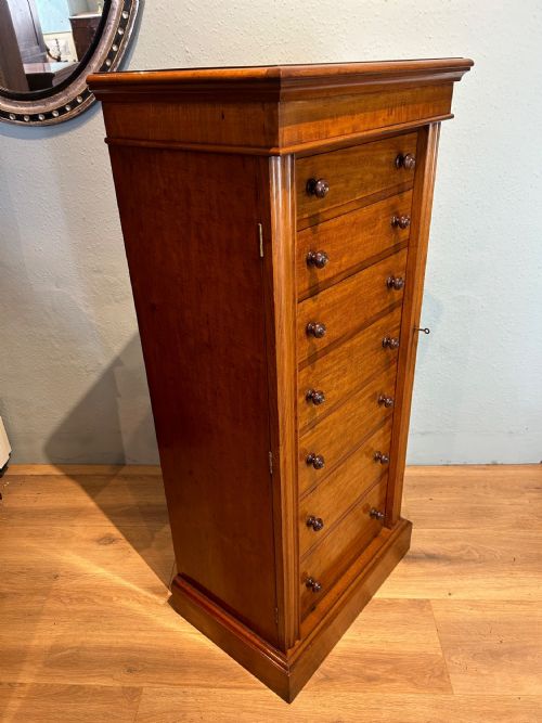 WELLINGTON CHEST IN FIDDLEBACK MAHOGANY ATTRIBUTED TO HOLLAND SONS CIRCA 1850 - ADDITIONAL PHOTO 1