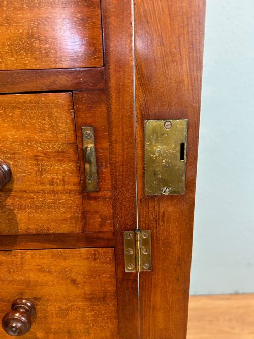 WELLINGTON CHEST IN FIDDLEBACK MAHOGANY ATTRIBUTED TO HOLLAND SONS CIRCA 1850 - ADDITIONAL PHOTO 6