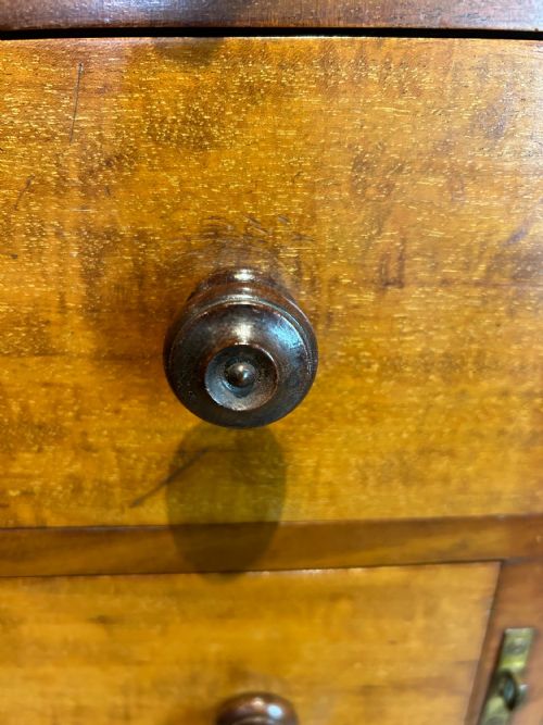 WELLINGTON CHEST IN FIDDLEBACK MAHOGANY ATTRIBUTED TO HOLLAND SONS CIRCA 1850 - ADDITIONAL PHOTO 7