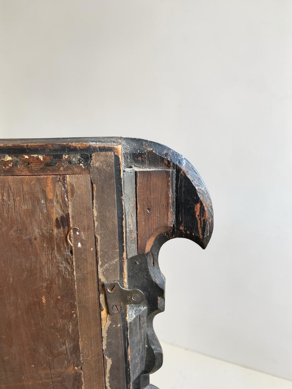 A horizontal George I walnut overmantel mirror featuring three bevelled glass plates, a gilded inner lip, and shaped side wings. View VIII