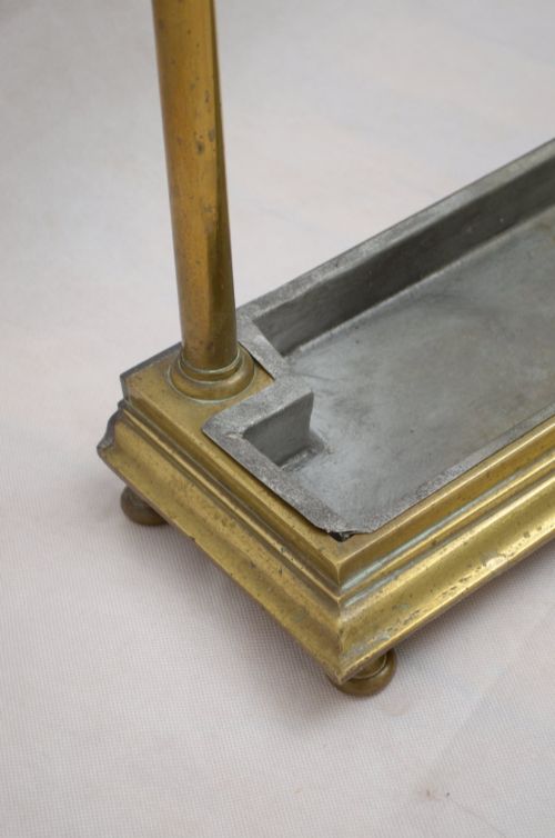VICTORIAN BRASS UMBRELLA STAND ON BUN FEET WITH A DRIP TRAY - ADDITIONAL PHOTO 8